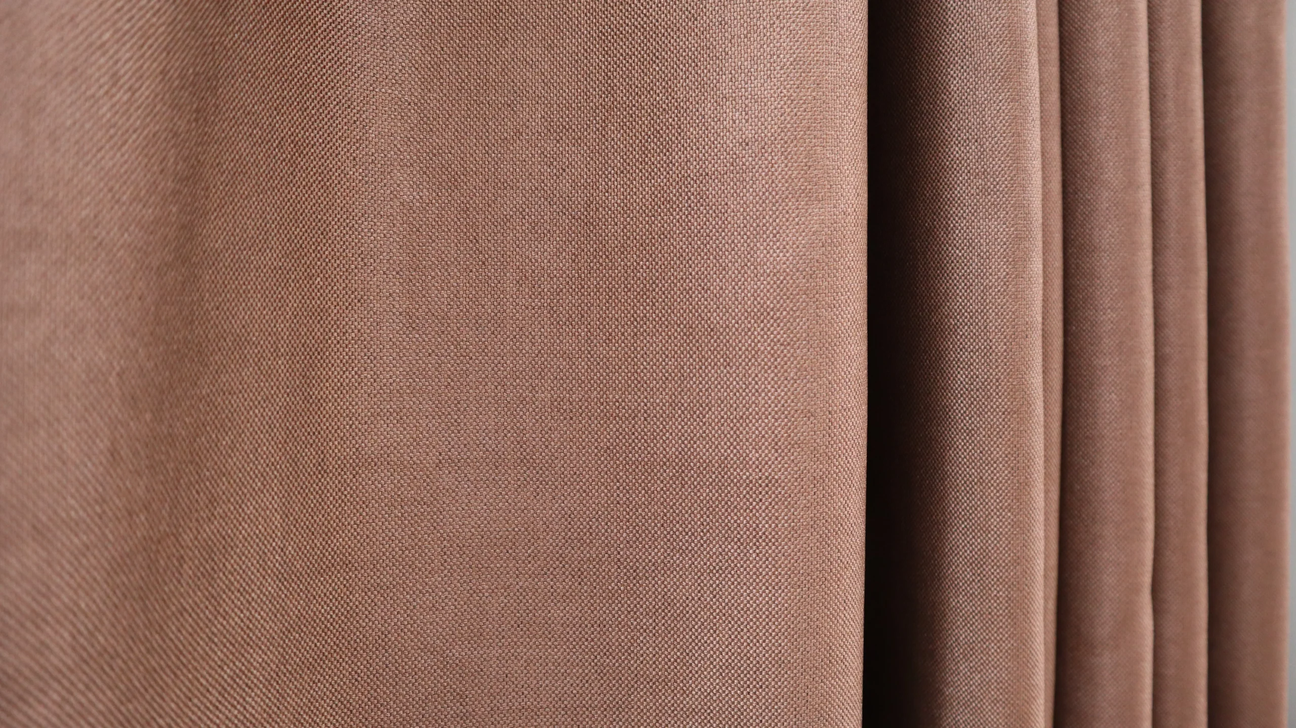 Solid colour curtains in a modern bedroom